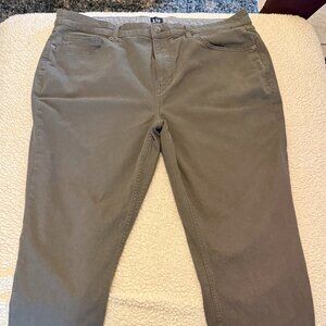GAP Men’s Classic Chino Pants – Size 40x32